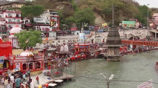 Haridwar Índia Circa Abril 2019 Pessoas Aterro Rio Ganga Har — Vídeo de Stock