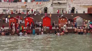 Haridwar, Hindistan - Nisan 2019. Ganga nehri ndeki insanlar, Har Ki Pauri. Har Ki Pauri, Haridwar'daki Ganj kıyılarında ünlü bir ghat..