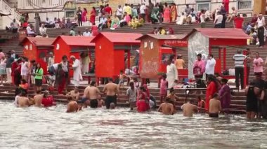 Haridwar, Hindistan - Nisan 2019. Ganga nehri ndeki insanlar, Har Ki Pauri. Har Ki Pauri, Haridwar'daki Ganj kıyılarında ünlü bir ghat..