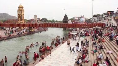 Haridwar, Hindistan - Nisan 2019. Ganga nehri ndeki insanlar, Har Ki Pauri. Har Ki Pauri, Haridwar'daki Ganj kıyılarında ünlü bir ghat..