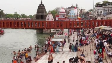 Haridwar, Hindistan - Nisan 2019. Ganga nehri ndeki insanlar, Har Ki Pauri. Har Ki Pauri, Haridwar'daki Ganj kıyılarında ünlü bir ghat..
