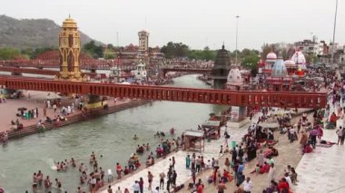 Haridwar, Hindistan - Nisan 2019. Ganga nehri ndeki insanlar, Har Ki Pauri. Har Ki Pauri, Haridwar'daki Ganj kıyılarında ünlü bir ghat..