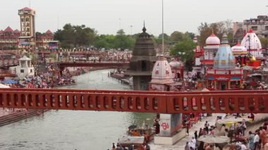 Haridwar, Hindistan - Nisan 2019. Ganga nehri ndeki insanlar, Har Ki Pauri. Har Ki Pauri, Haridwar'daki Ganj kıyılarında ünlü bir ghat..