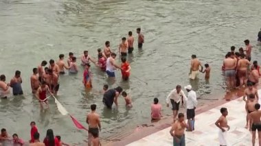 Haridwar, Hindistan - Nisan 2019. Ganga nehri ndeki insanlar, Har Ki Pauri. Har Ki Pauri, Haridwar'daki Ganj kıyılarında ünlü bir ghat..