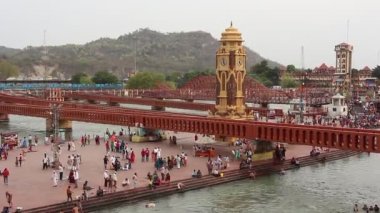 Haridwar, Hindistan - Nisan 2019. Ganga nehri ndeki insanlar, Har Ki Pauri. Har Ki Pauri, Haridwar'daki Ganj kıyılarında ünlü bir ghat..