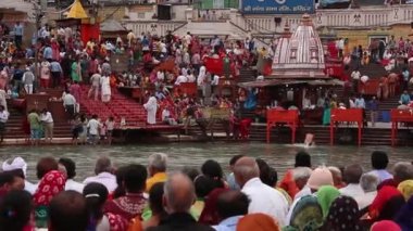Haridwar, Hindistan - Nisan 2019. Ganga nehri ndeki insanlar, Har Ki Pauri. Har Ki Pauri, Haridwar'daki Ganj kıyılarında ünlü bir ghat..