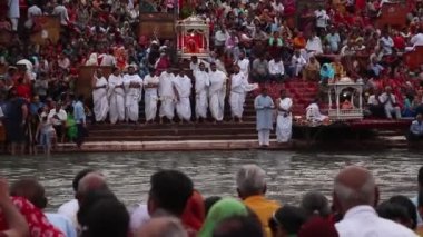 Haridwar, Hindistan - Nisan 2019. Ganga nehri ndeki insanlar, Har Ki Pauri. Har Ki Pauri, Haridwar'daki Ganj kıyılarında ünlü bir ghat..