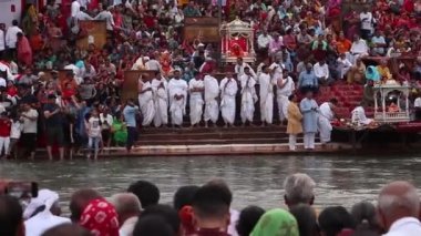 Haridwar, Hindistan - Nisan 2019. Ganga nehri ndeki insanlar, Har Ki Pauri. Har Ki Pauri, Haridwar'daki Ganj kıyılarında ünlü bir ghat..