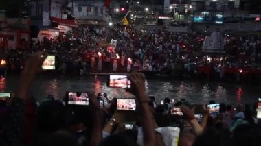 Haridwar, Hindistan - Nisan 2019. Ganga nehri ndeki insanlar, Har Ki Pauri. Har Ki Pauri, Haridwar'daki Ganj kıyılarında ünlü bir ghat..