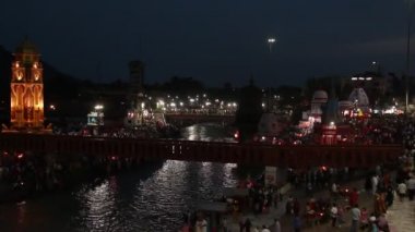 Haridwar, Hindistan - Nisan 2019. Ganga nehri ndeki insanlar, Har Ki Pauri. Har Ki Pauri, Haridwar'daki Ganj kıyılarında ünlü bir ghat..