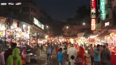 Haridwar, Hindistan - Nisan 2019. Haridwar Har Ki Pauri yakınlarındaki yerel pazar.
