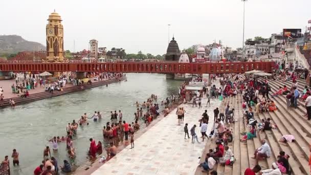 Haridwar Hindistan Nisan 2019 Ganga Nehri Ndeki Insanlar Har Pauri — Stok video