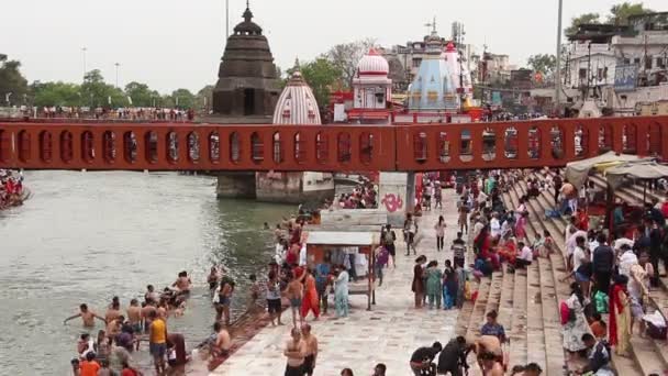 Haridwar India Circa Abril 2019 Personas Terraplén Del Río Ganga — Vídeo de stock