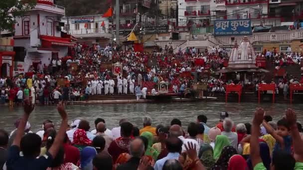 Haridwar Hindistan Nisan 2019 Ganga Nehri Ndeki Insanlar Har Pauri — Stok video