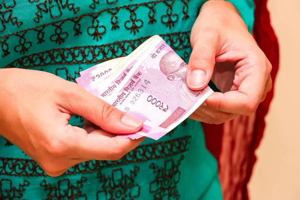 Mãos Femininas Segurando Novas Notas Indianas 2000 Rúpias — Fotografia de Stock