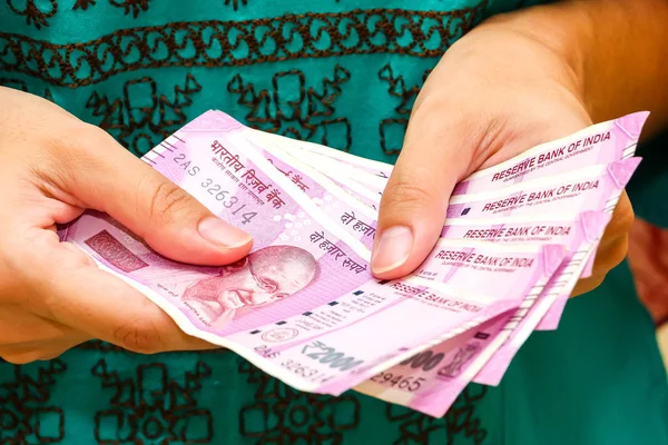 Mãos Femininas Segurando Novas Notas Indianas 2000 Rúpias — Fotografia de Stock