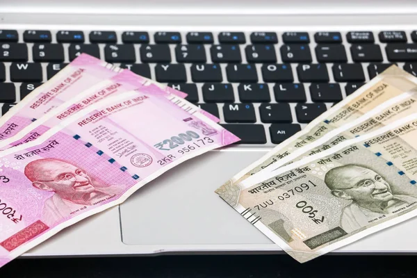 Yepyeni Hint 2000 ve 500 rupi banknotlar ve dizüstü kapatmak görünümü.