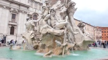 Roma, İtalya - Mayıs 2019. Roma'daki Piazza Navona'da çeşme (Fontana dei Fiumi) manzarası.