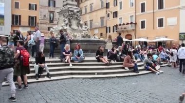 Roma, İtalya - Mayıs 2019. Ünlü Fontana di Piazza della Rotonda yakınındaki turistler.