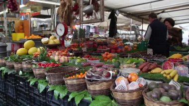 Roma, İtalya - Mayıs 2019. Ünlü sokak pazarı Campo di' Fiori'de taze sebze ve meyveler.