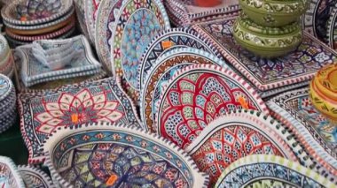 Roma, İtalya - Mayıs 2019. Ünlü sokak pazarı Campo di' Fiori renkli seramik.