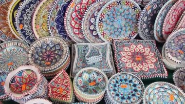 Roma, İtalya - Mayıs 2019. Ünlü sokak pazarı Campo di' Fiori renkli seramik.