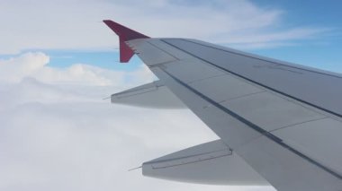 Yolcu penceresinden uçak kanadının görüntüsü.