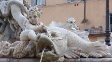 Roma, İtalya - Mayıs 2019. Roma'daki Piazza Navona'da çeşme (Fontana del Nettuno) manzarası.