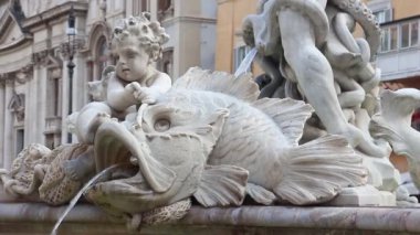 Roma, İtalya - Mayıs 2019. Roma'daki Piazza Navona'da çeşme (Fontana del Nettuno) manzarası.