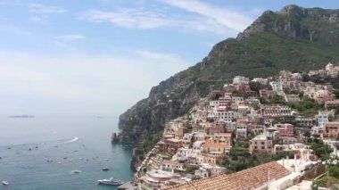 Positano, İtalya - Circa Haziran 2019. Güneşli bir günde Positano şehir manzarasının güzel manzarası.