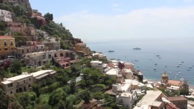 Positano, İtalya - Circa Haziran 2019. Güneşli bir günde Positano şehir manzarasının güzel manzarası.