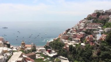 Positano, İtalya - Circa Haziran 2019. Güneşli bir günde Positano şehir manzarasının güzel manzarası.