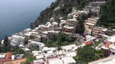 Positano, İtalya - Circa Haziran 2019. Güneşli bir günde Positano şehir manzarasının güzel manzarası.