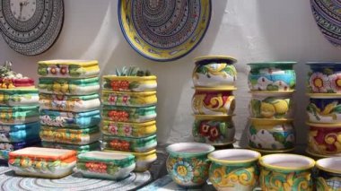 Vietri sul Mare, İtalya - Yaklaşık Haziran 2019. Sokakta hediyelik eşya dükkanında ünlü el yapımı seramikler.