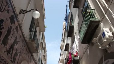 Vietri sul Mare, İtalya - Yaklaşık Haziran 2019. Güneşli bir günde Vietri sul Mare'nin dar sokakları.