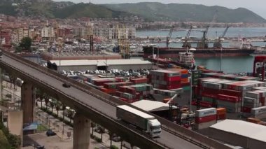 Salerno, İtalya - Circa Haziran 2019. Güneşli bir günde konteyner terminali ve liman görünümü.