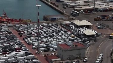 Salerno, İtalya - Circa Haziran 2019. Güneşli bir günde konteyner terminali ve liman görünümü.