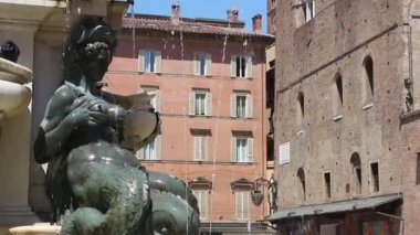 Bologna, İtalya - Yaklaşık Haziran 2019. Arka planda Neptün Çeşmesi (Fontana del Nettuno), Palazzo Re Enzo.