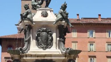 Bologna, İtalya - Yaklaşık Haziran 2019. Arka planda Neptün Çeşmesi (Fontana del Nettuno), Palazzo Re Enzo.
