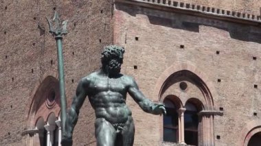 Bologna, İtalya - Yaklaşık Haziran 2019. Arka planda Neptün Çeşmesi (Fontana del Nettuno), Palazzo Re Enzo.