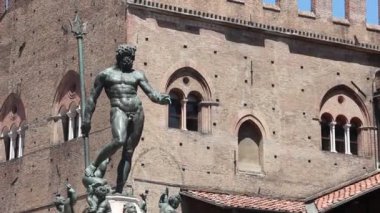 Bologna, İtalya - Yaklaşık Haziran 2019. Arka planda Neptün Çeşmesi (Fontana del Nettuno), Palazzo Re Enzo.