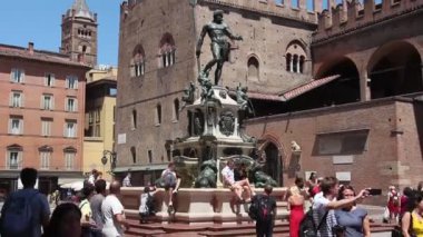 Bologna, İtalya - Yaklaşık Haziran 2019. Arka planda Neptün Çeşmesi (Fontana del Nettuno), Palazzo Re Enzo.