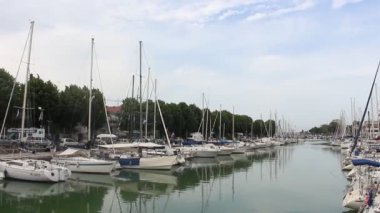 Rimini, İtalya - Circa Haziran 2019. Liman kanalında demirli yatlar.