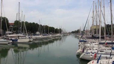 Rimini, İtalya - Circa Haziran 2019. Liman kanalında demirli yatlar.