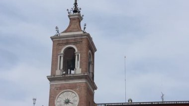 Rimini, İtalya - Circa Haziran 2019. Rimini Piazza Tre Martiri meydanının görünümü.