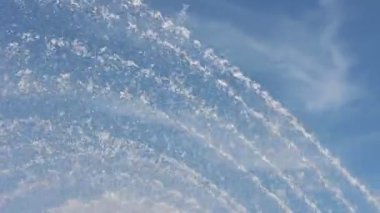 Parma, İtalya - Haziran 2019. Parma 'nın ana caddesinde çeşme manzarası (Fontana Di Barriera β bblica). Arka planda eski Katolik Kilisesi (Chiesa parrocchiale di San Sepolcro).