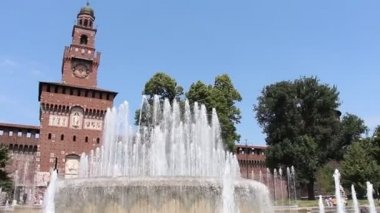 Milano, İtalya - Yaklaşık Haziran 2019. Antik kale (Castello Sforzesco) ve çeşme (Fontana di Piazza Castello) görünümü).