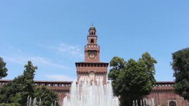 Milano, İtalya - Yaklaşık Haziran 2019. Antik kale (Castello Sforzesco) ve çeşme (Fontana di Piazza Castello) görünümü).