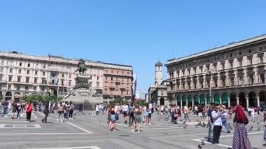 Milano, İtalya - Yaklaşık Haziran 2019. Milano Katedralmeydanı'nda ünlü galeri (Galleria Vittorio Emanuele Ii) - İtalya'nın en eski aktif alışveriş merkezi.