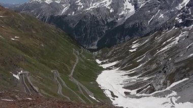 İtalyan Alpleri'nde Stelvio geçidine (Passo del Stelvio) giden dağ yolunun güzel manzarası.